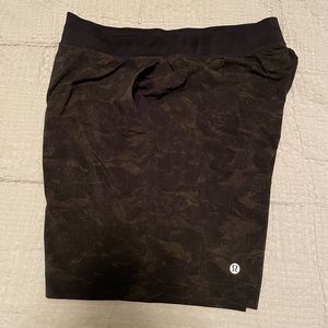 Lululemon THE Short 9” with liner. Size Large. Camo-ish colored